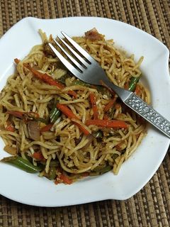 ভেজ নুডুলস (veg noodles recipe in Bengali) রেসিপির প্রধান ছবি