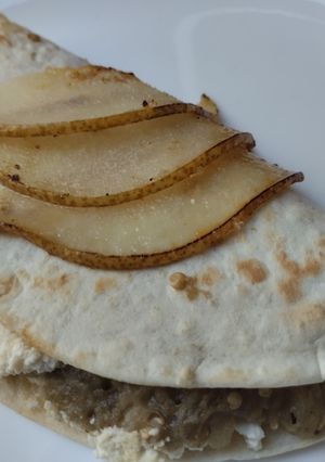 Una foto de Tortilla🍆🧀 rellena🌯 de berenjena tatemada, cebolla🌰, queso🍐 y pera🥙🫓🧀