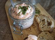 Une photo de rillette saumon