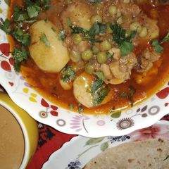 A picture of روایتی سالن آلو مٹر گوشت.