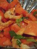 Ensalada de papaya, sandía, espinacas y gambas con aderezo de limón y chile jalapeño
