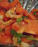 Ensalada de papaya, sandía, espinacas y gambas con aderezo de limón y chile jalapeño