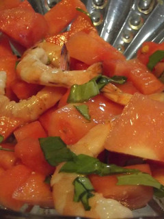 Una foto de Ensalada de papaya, sandía, espinacas y gambas con aderezo de limón y chile jalapeño