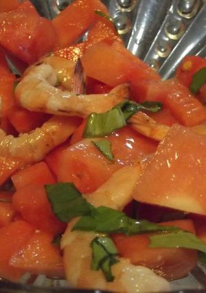 Una foto de Ensalada de papaya, sandía, espinacas y gambas con aderezo de limón y chile jalapeño