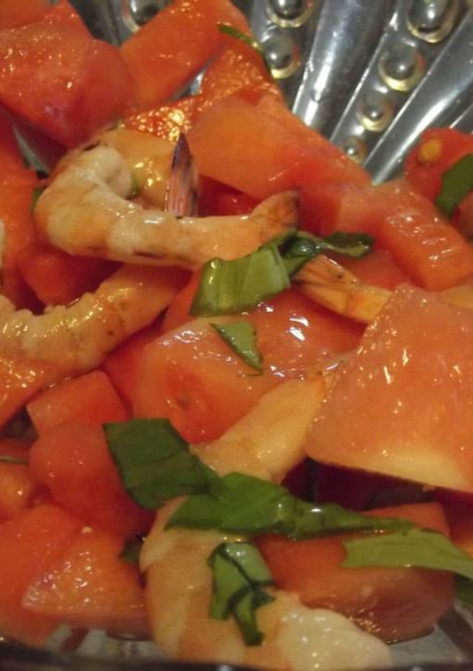 Una foto de Ensalada de papaya, sandía, espinacas y gambas con aderezo de limón y chile jalapeño