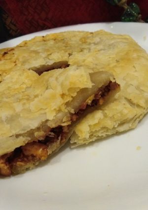 A picture of Chicken bread with puff pastry.