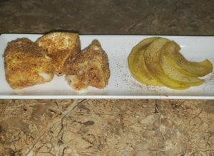 Una foto de Camembert frito con manzana