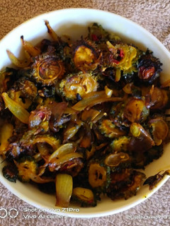 करेले और प्याज़ की सब्जी (karele aur pyaz ki sabzi recipe in Hindi) रेसिपी मुख्य फोटो