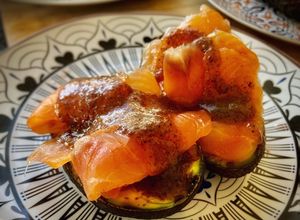 Foto principal de Aguacate a la parrilla con burrata, salmón marinado y salsa de trufa con miel