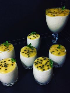 Una foto de Mousse de maracuyá