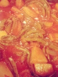 Una foto de Hu3raz♡Chuletas en Chile Colorado con Nopalitos y Papas