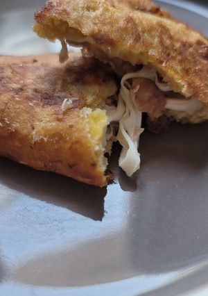 Una foto de Empanadas de plátano macho con queso y frijol