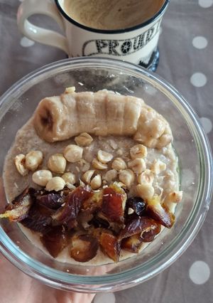 Foto principal de Pudding de chía, té matcha, plátano dátiles y avellana