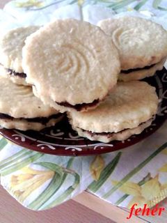 Vaníliás-citromos-kókuszos keksz trüffel krémmel recept fotója