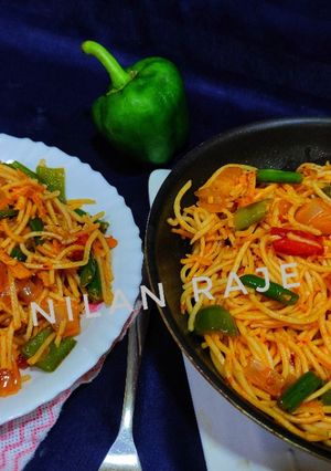शेजवान हाका नूडल्स (schezwan recipe in marathi) रेसिपी चे मुख्य फोटो
