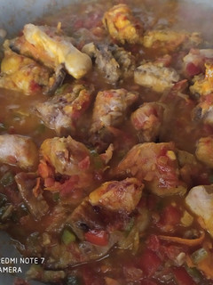 Una foto de Conejo en salsa de verduras y vino