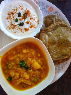 आलू की सब्जी पालक की पूरी (Aloo ki sabzi palak ki puri recipe in hindi) रेसिपी मुख्य फोटो