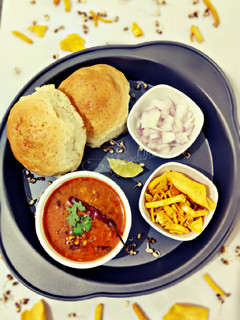 કોલ્હાપુરી મિસળ પાવ(Kolhapuri misal pav recipe in gujarati) રેસીપી મુખ્ય ફોટો