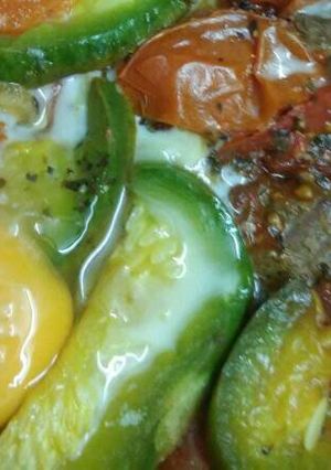 Una foto de Bifes con verduras y huevo en olla Essen