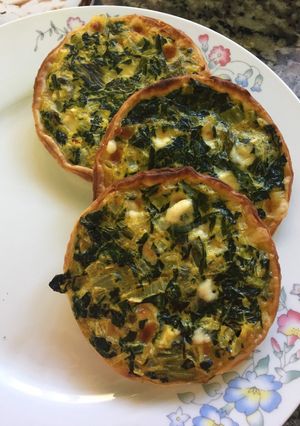 Una foto de Tartitas de acelga y queso