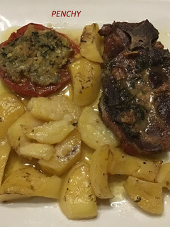 Una foto de Chuletas de cabeza asadas con tomates rellenos al ajo