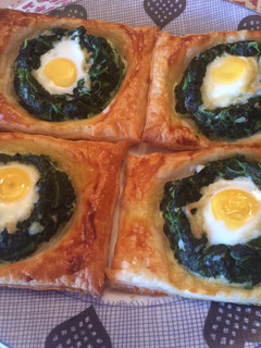 Una foto de Hojaldrines de espinacas con huevos de codorniz