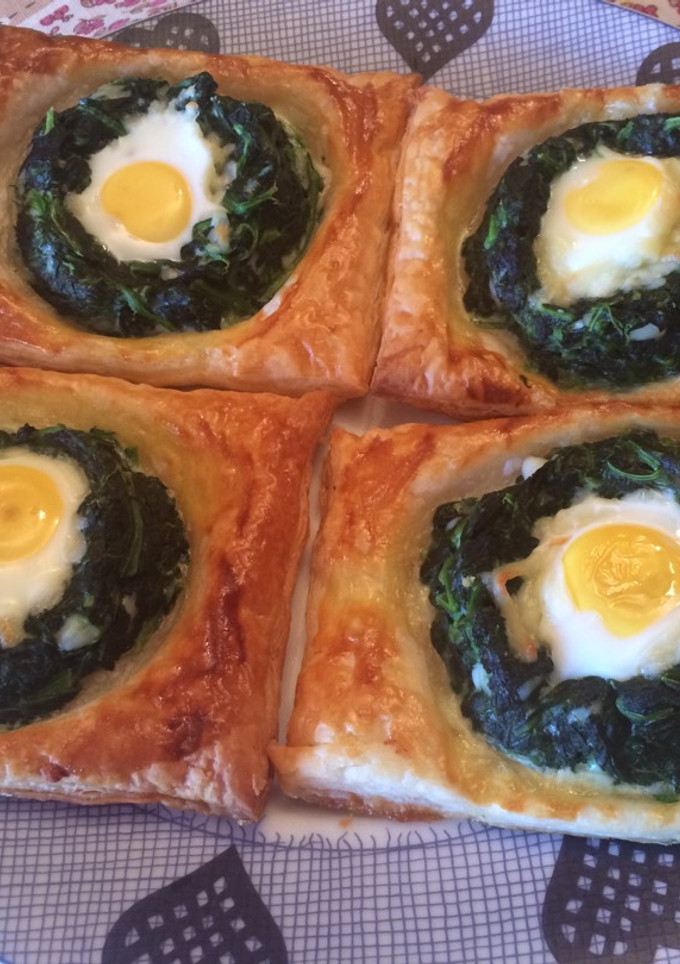 Una foto de Hojaldrines de espinacas con huevos de codorniz