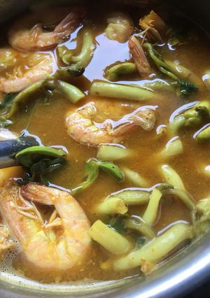 รูปของ แกงเหลืองกุ้งกับหน่อถั่ว😝