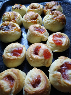 Una foto de Bizcochos ojitos de membrillo y dulce de leche