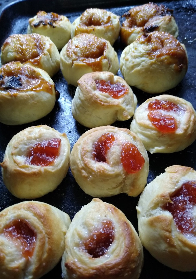 Una foto de Bizcochos ojitos de membrillo y dulce de leche