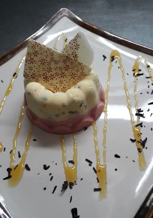 Una foto de Mousse de Maracuyá y frutilla