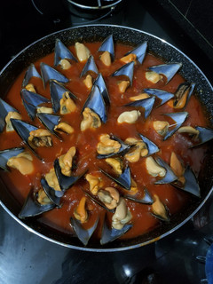 Una foto de Mejillones en salsa de tomate