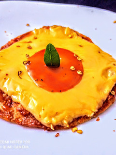 बची हुई पूरी से पिज़्ज़ा (puri pizza recipe in hindi) रेसिपी मुख्य फोटो