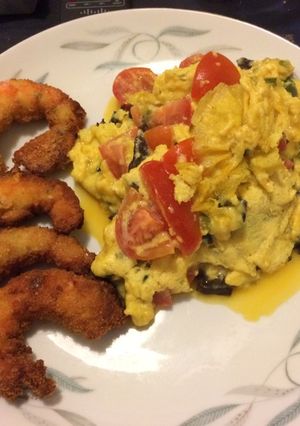 Una foto de Langostinos rebozados con revuelto de fungus y cherry