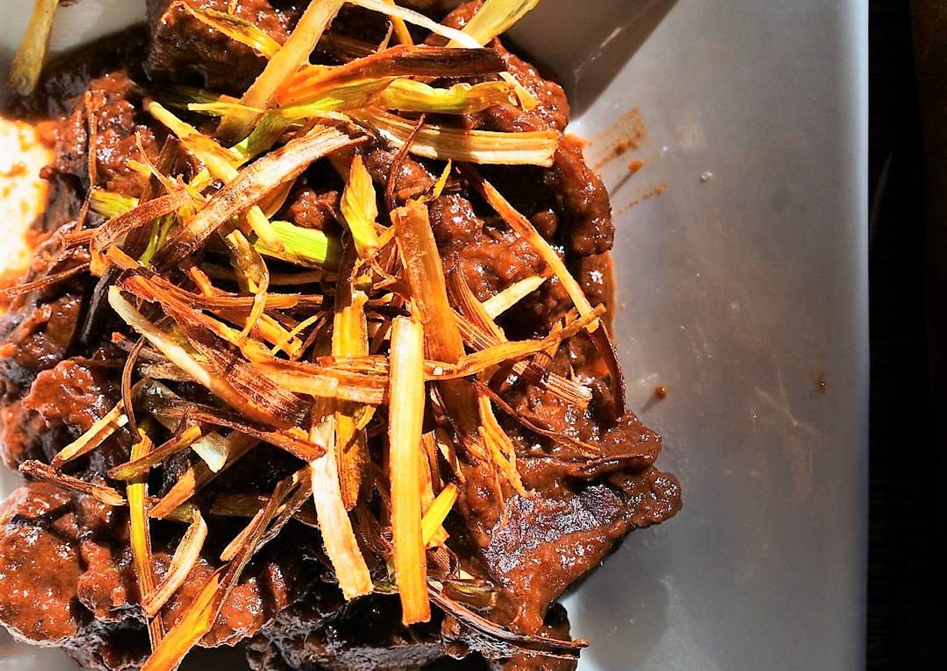 Estofado de ternera al vino tinto con chocolate y puerro crujiente 🍫 🍷