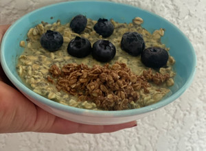 Una foto de Avena matcha overnight