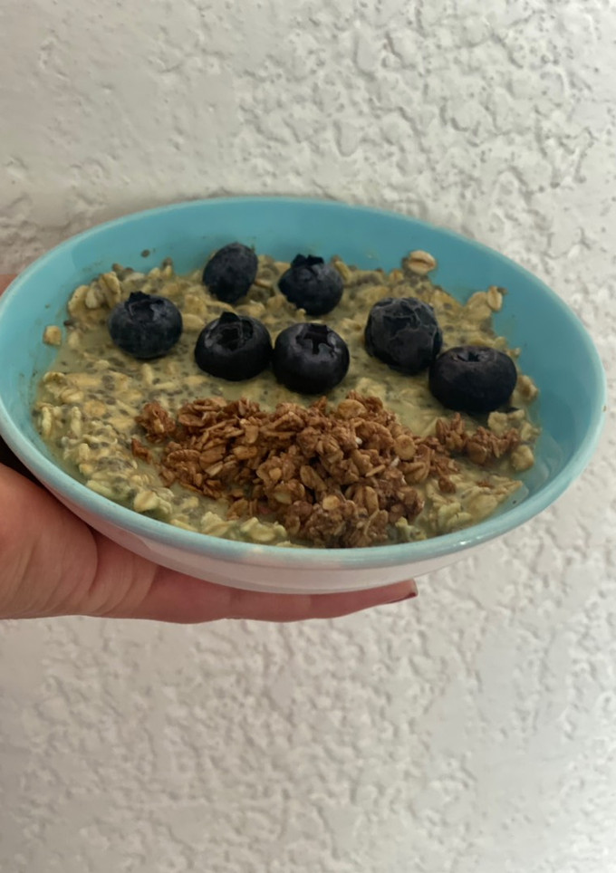 Una foto de Avena matcha overnight