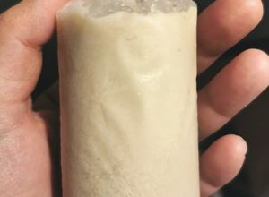 Una foto de Bolis de cacahuate y leche de almendra