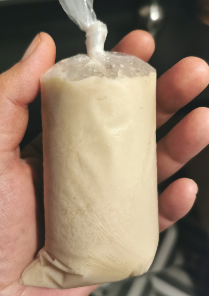 Una foto de Bolis de cacahuate y leche de almendra