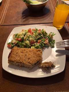 Una foto de Kebbe al Horno (Sinieh) y ensalada Tabulé