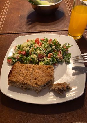 Una foto de Kebbe al Horno (Sinieh) y ensalada Tabulé