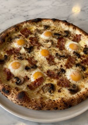 Una foto de Pizza Carbonara Italiana
