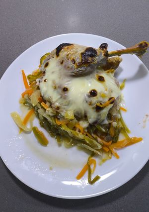 Una foto de Confit de PATO gratinado con verduras para el día de REYES