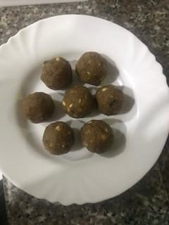 કાટલા લાડુ /કાટલું પાક (Katla Ladoo or Katlu Paak Recipe in Gujarati) રેસીપી મુખ્ય ફોટો