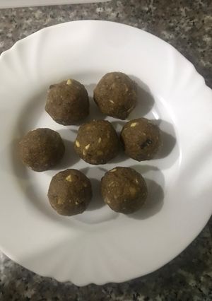 કાટલા લાડુ /કાટલું પાક (Katla Ladoo or Katlu Paak Recipe in Gujarati) રેસીપી મુખ્ય ફોટો