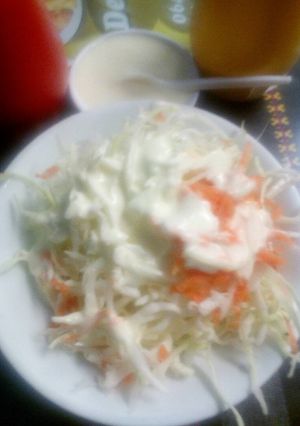 Una foto de Ensalada de col con mayonesa y mostaza