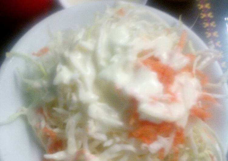 Ensalada de col con mayonesa y mostaza