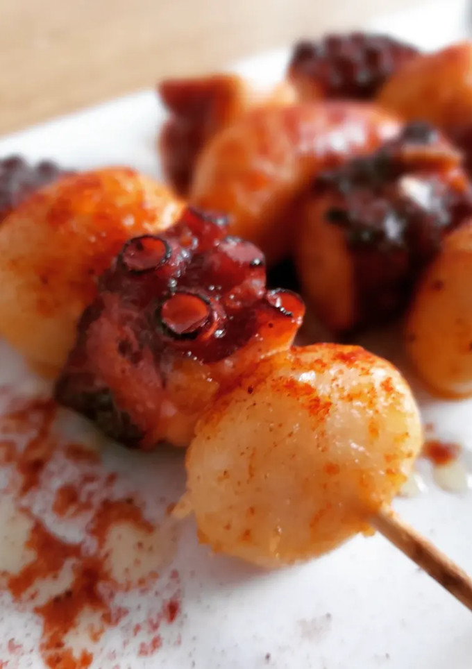 Una foto de Brocheta de pulpo y patata