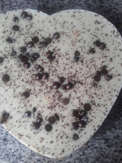 Una foto de Tarta doble chocolate blanco con base de chocolate con leche
