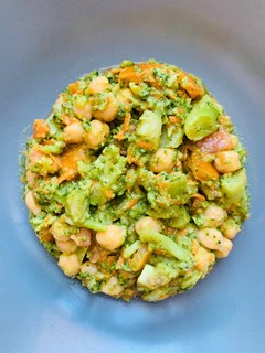 Una foto de Ensalada de brócoli con garbanzos